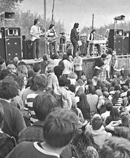 Dianne
                                Heatherington and The Merry-Go-Round On
                                Stage